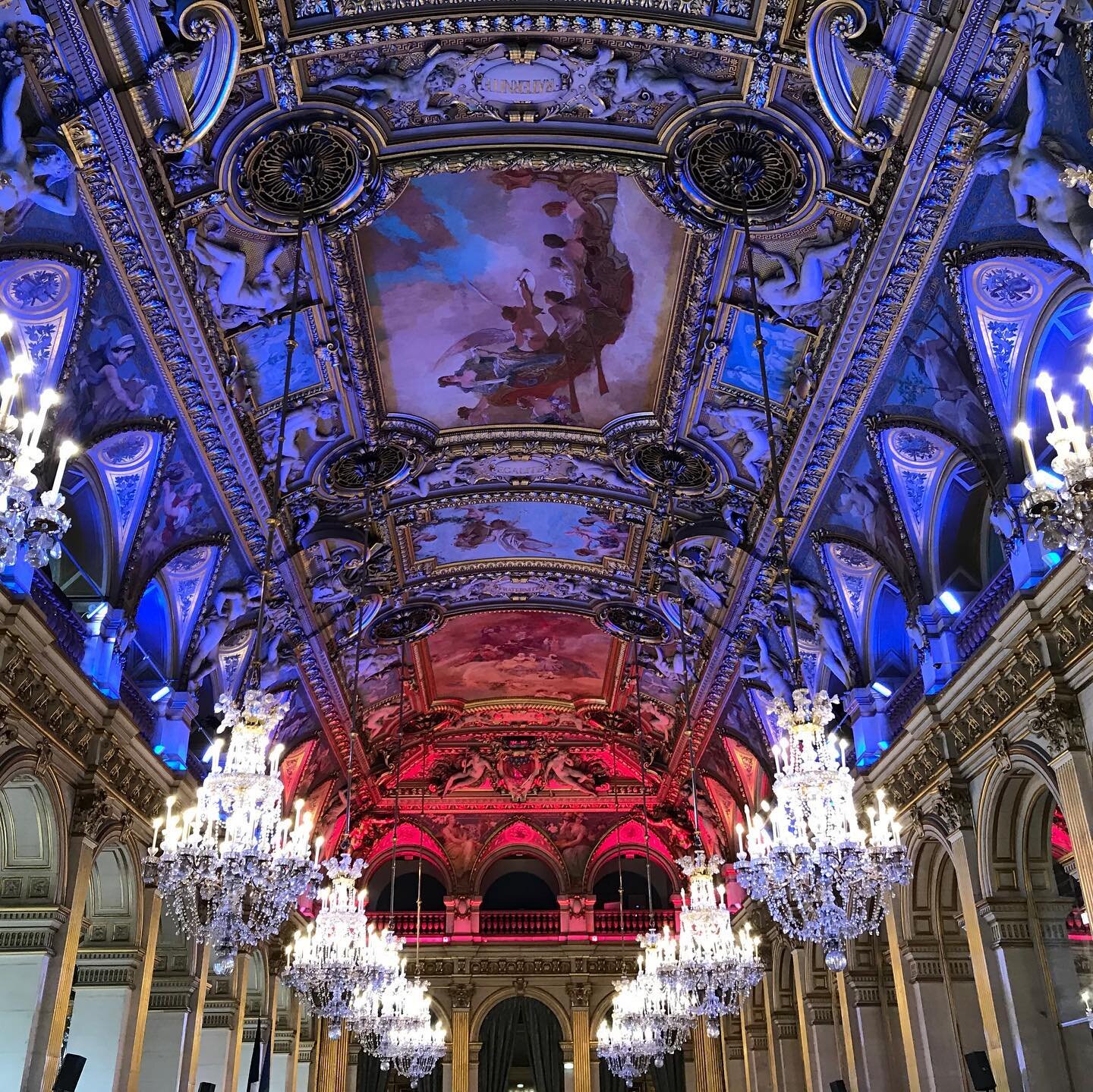 Hotel-de-Ville-Salle-des-Fetes-Galerie-des-Glaces-Parisology.jpg