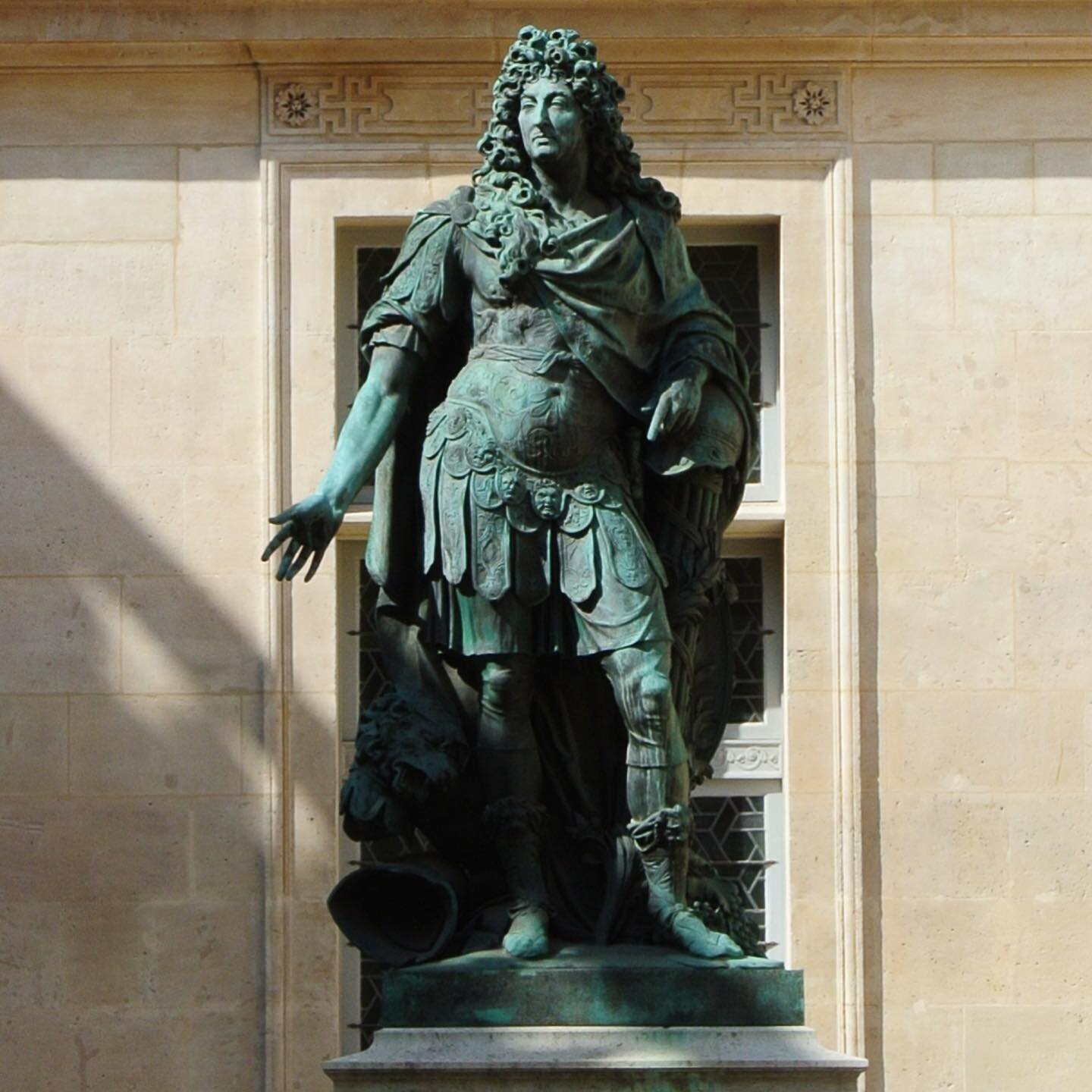 Carnavalet-Museum-Louis-XIV-Statue-Parisology.jpg