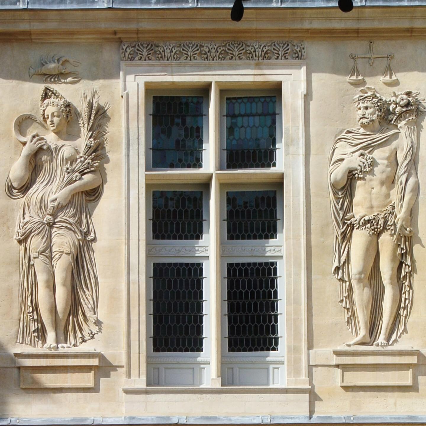 Musée-Carnavalet-Bas-Reliefs-Cour-d-Honneur-Parisology.jpg