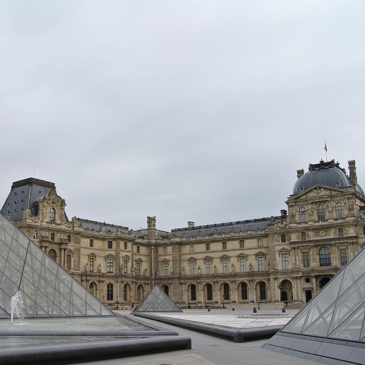 Pyramide-Musée-du-Louvre.jpg
