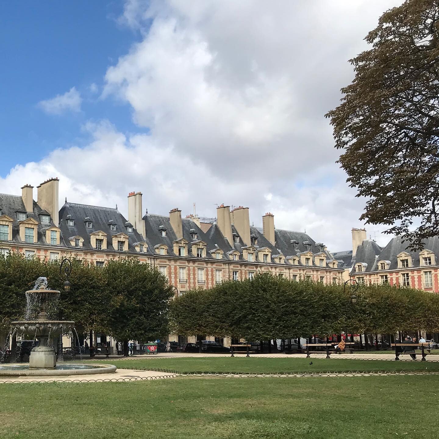 Paris-Place-des-Vosges-Fontaine-Parisology.jpg