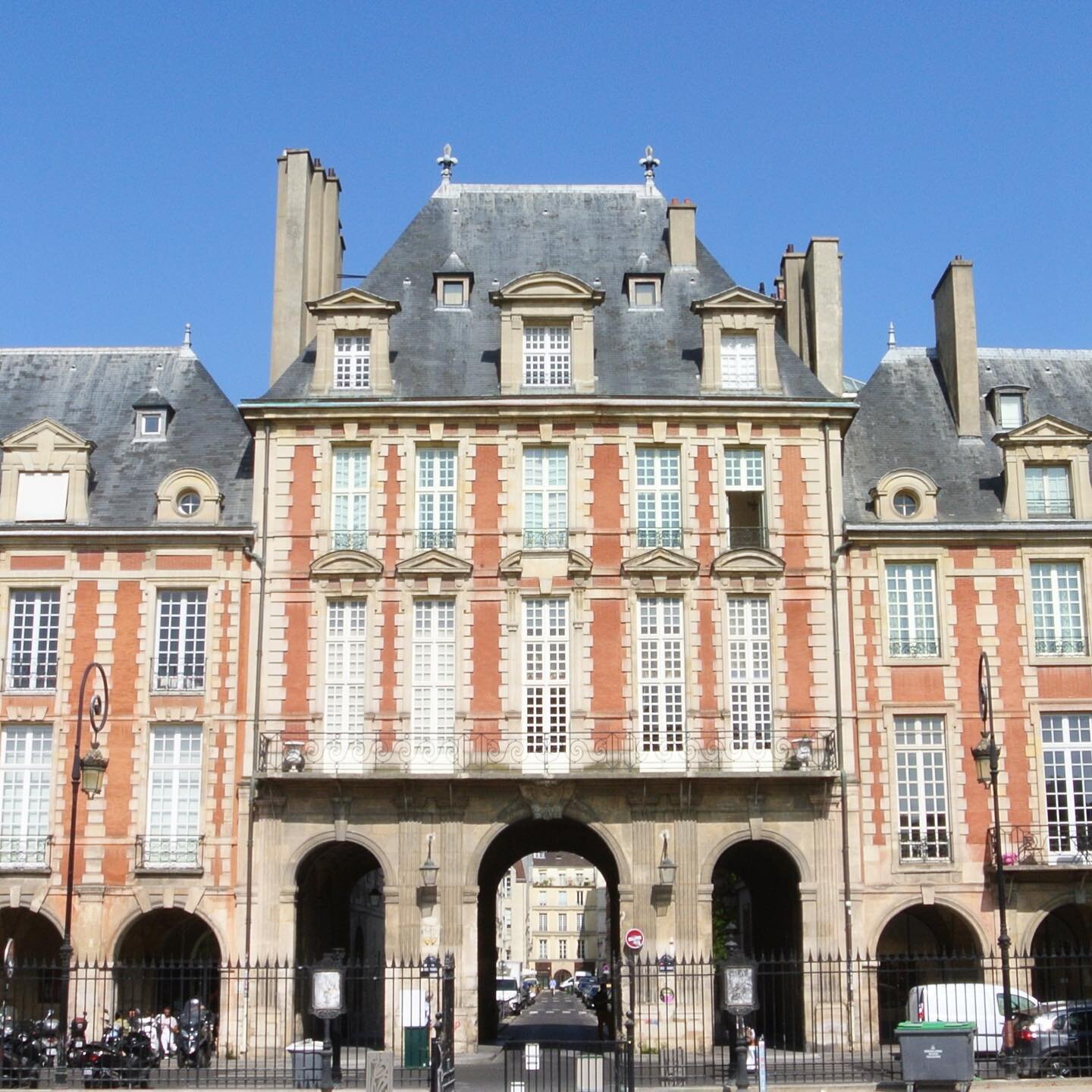 Paris-Place-des-Vosges-Parisology.jpg