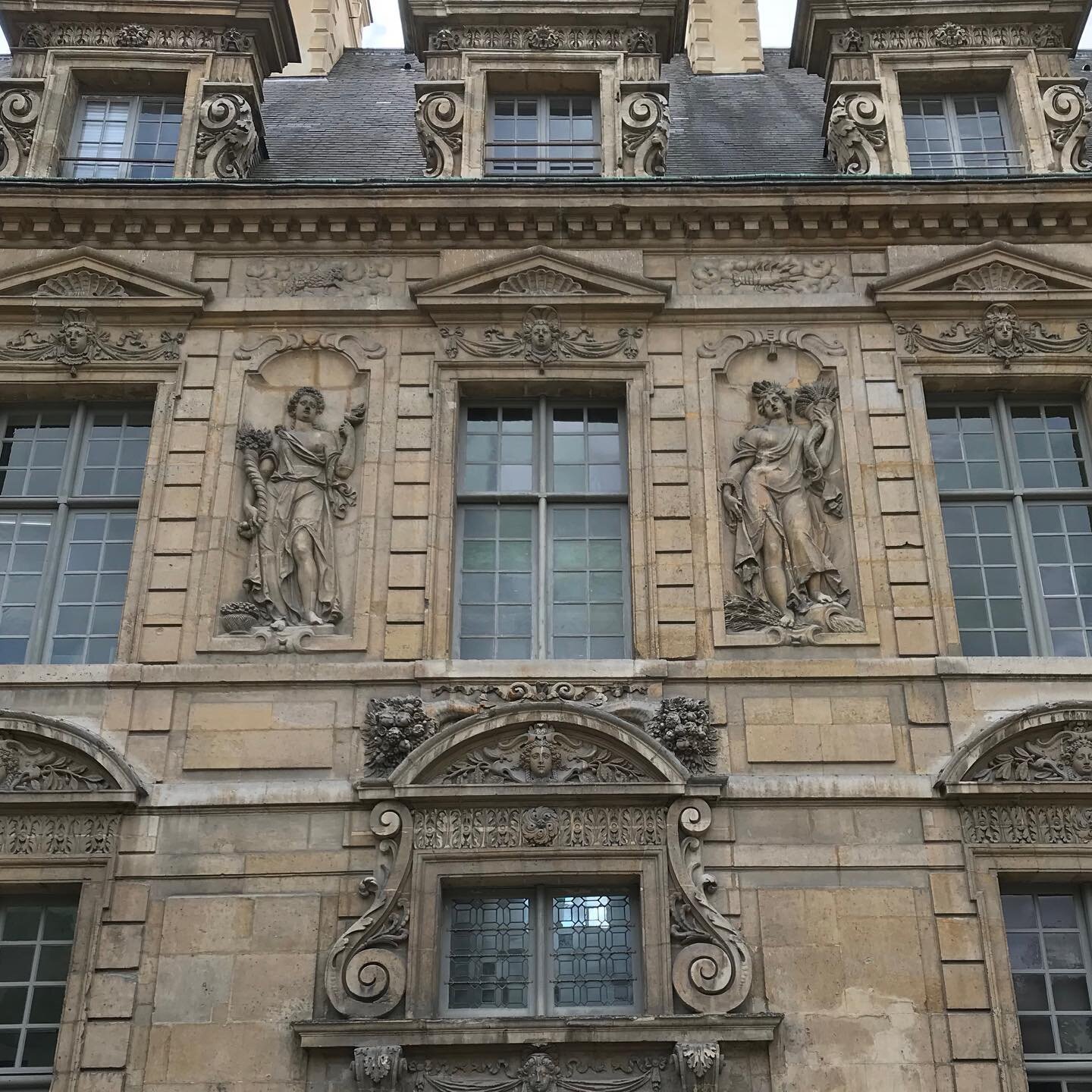 Paris-Hôtel-de-Sully-Basreliefs-Parisology.jpg