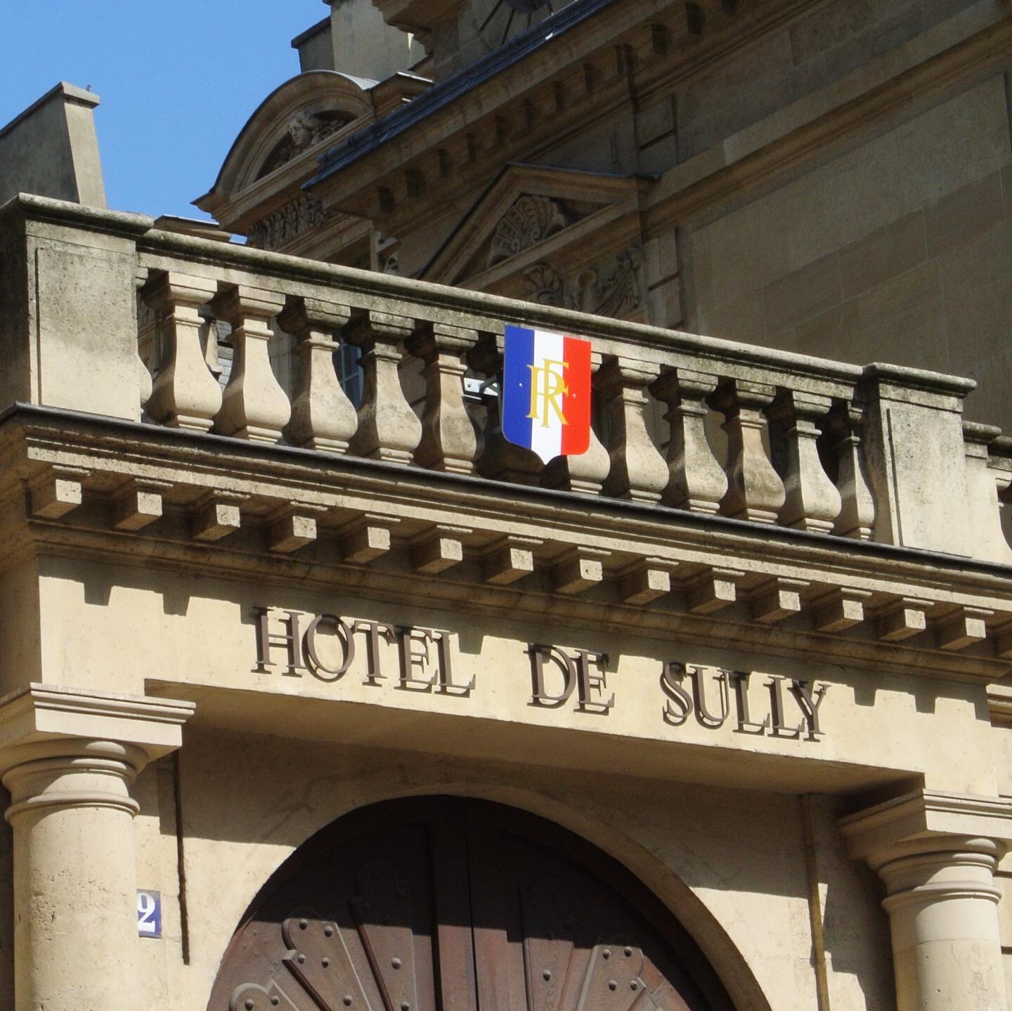 Paris-Hôtel-de-Sully-Entrance-Parisology.jpg