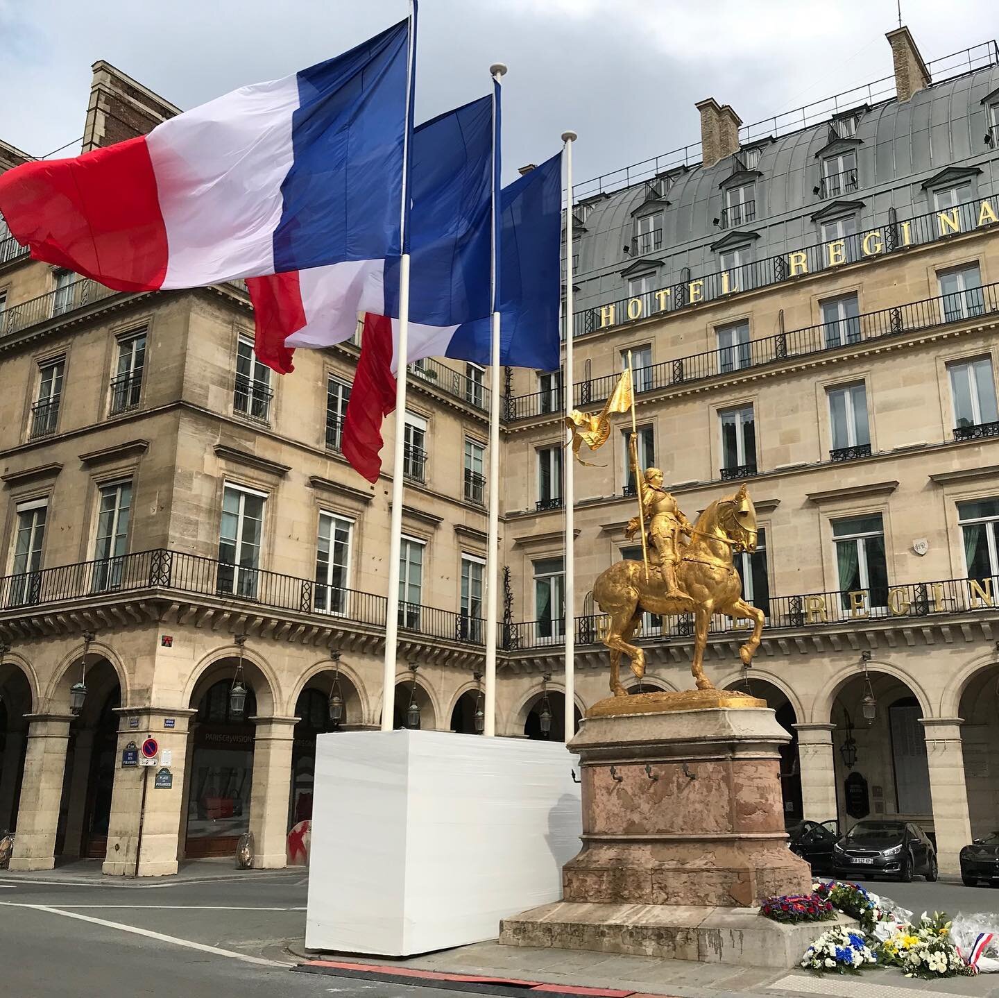 Jeanne-dArc-Drapeaux-Français.jpg