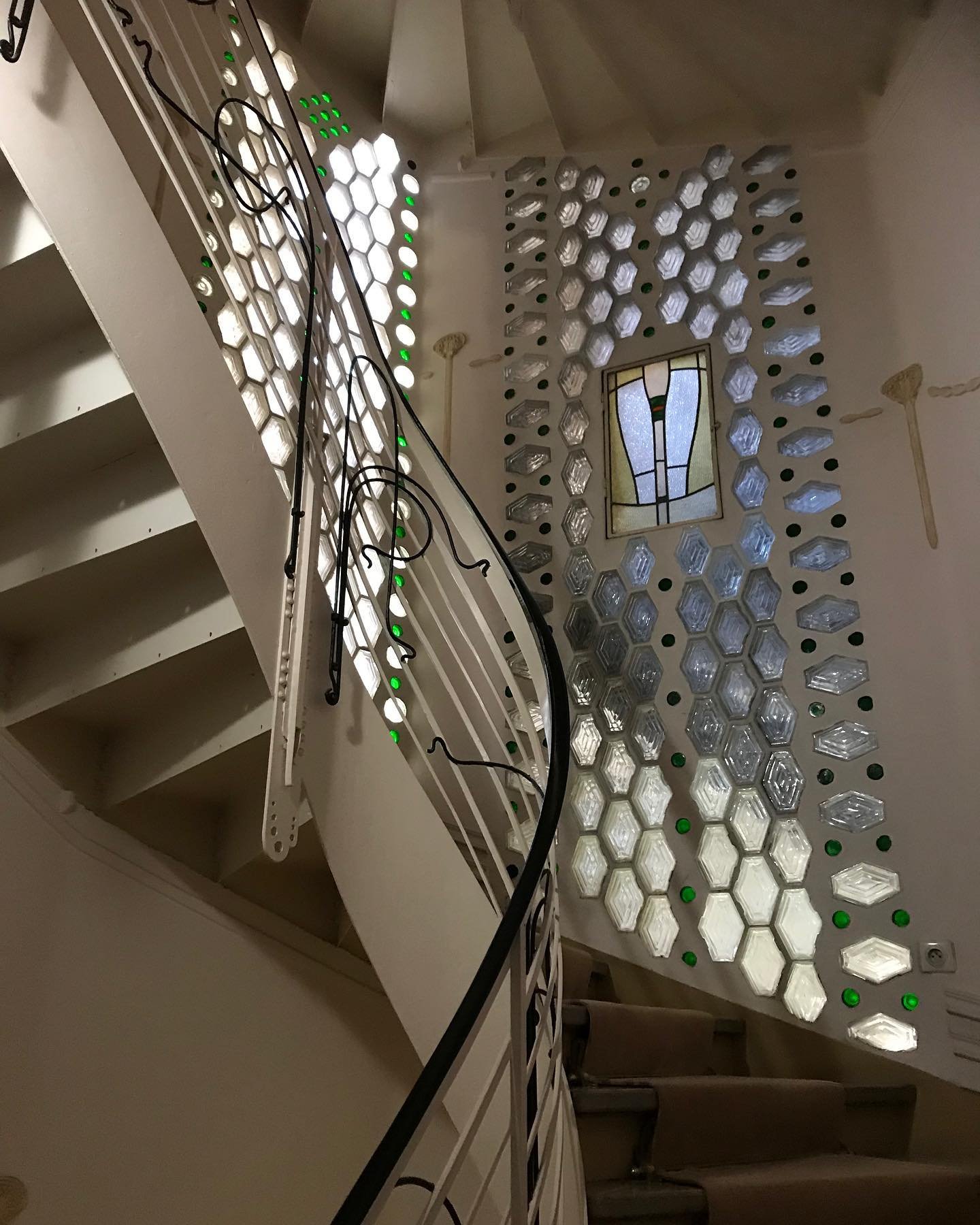 Hector-Guimard-Art-Deco-Staircase-2.jpg