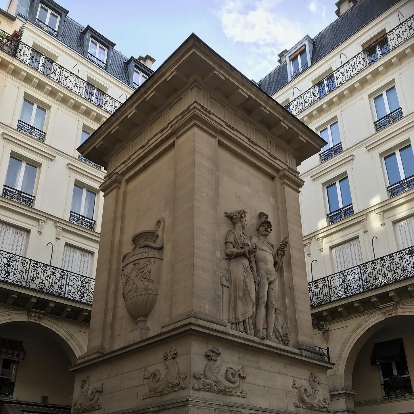 4-Fontaine-Mars-Napoleon-Paris.jpg