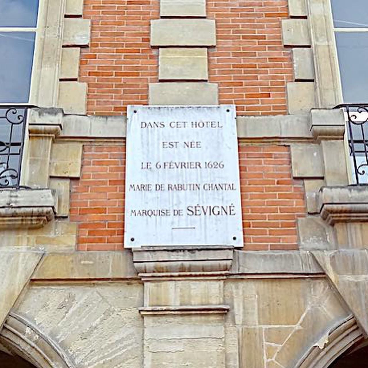 Paris-Place-Vosges-Plaque-Sévigné.jpg