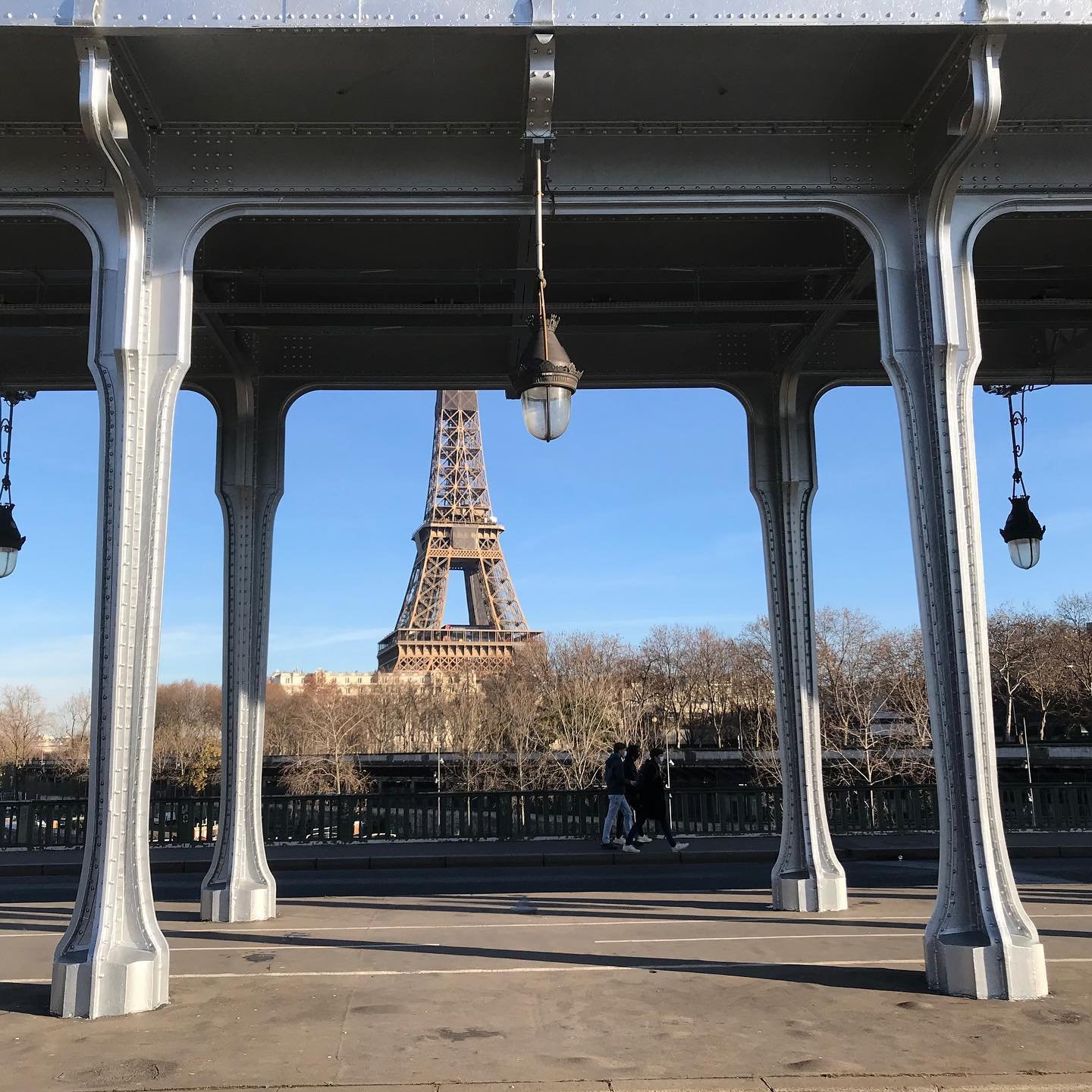 Bir-Hakeim-Bridge-Eiffel-Tower.jpg