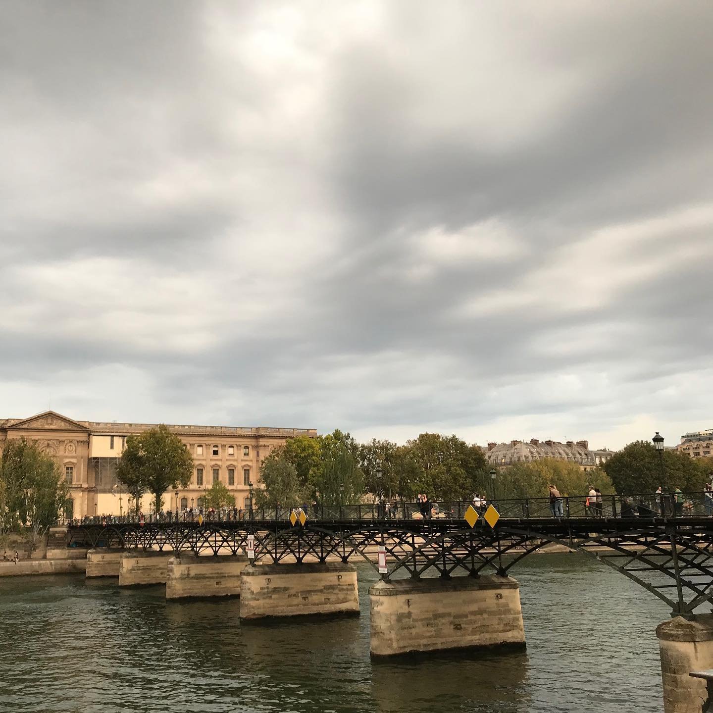 Pont-des-Arts-Louvre.jpg