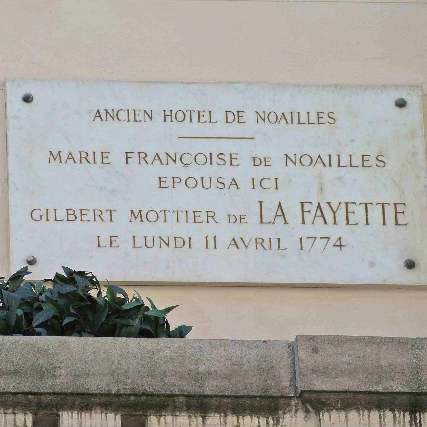 Plaque-Hôtel-de-Noailles-Paris.jpg