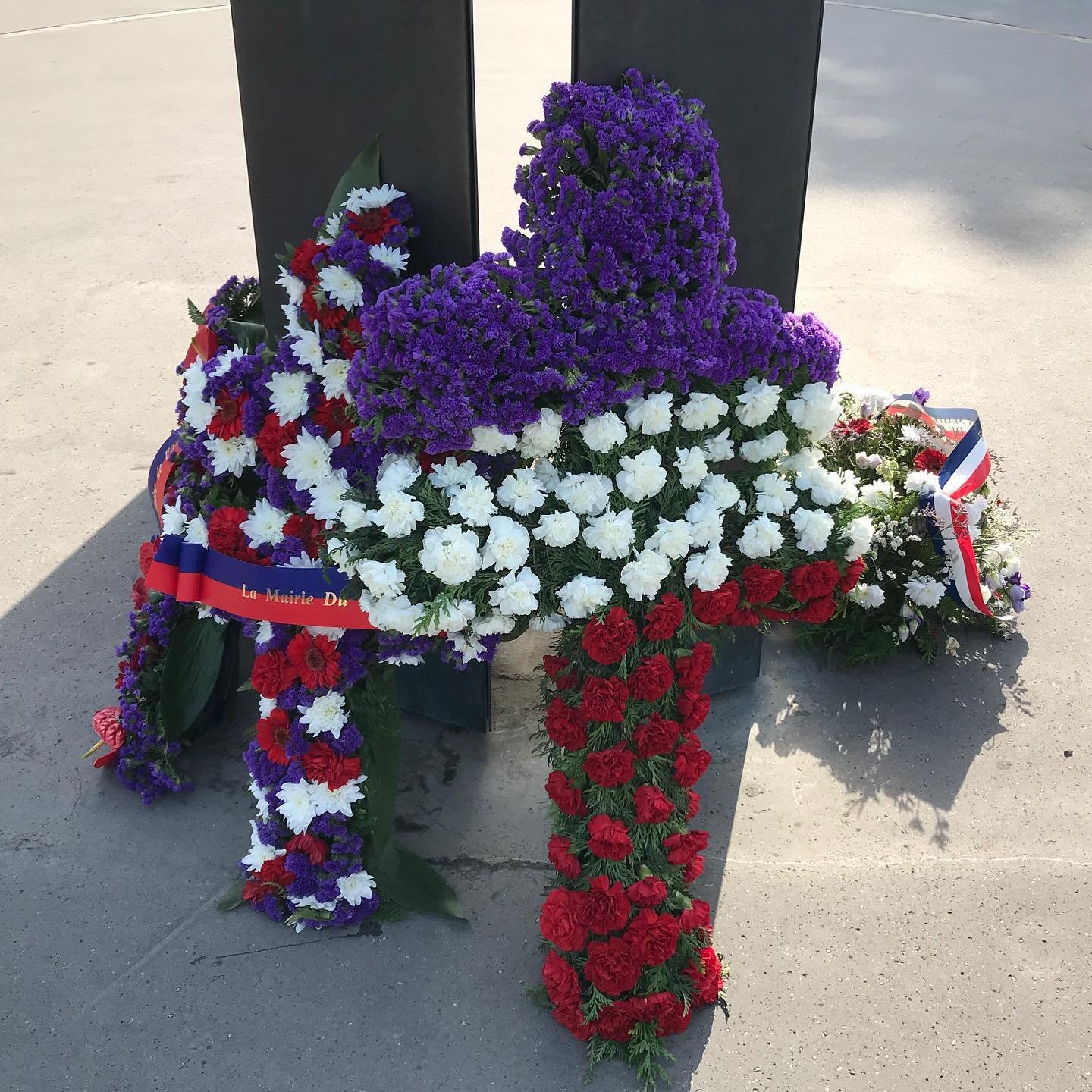 Flowers-Statue-De-Gaulle.jpg