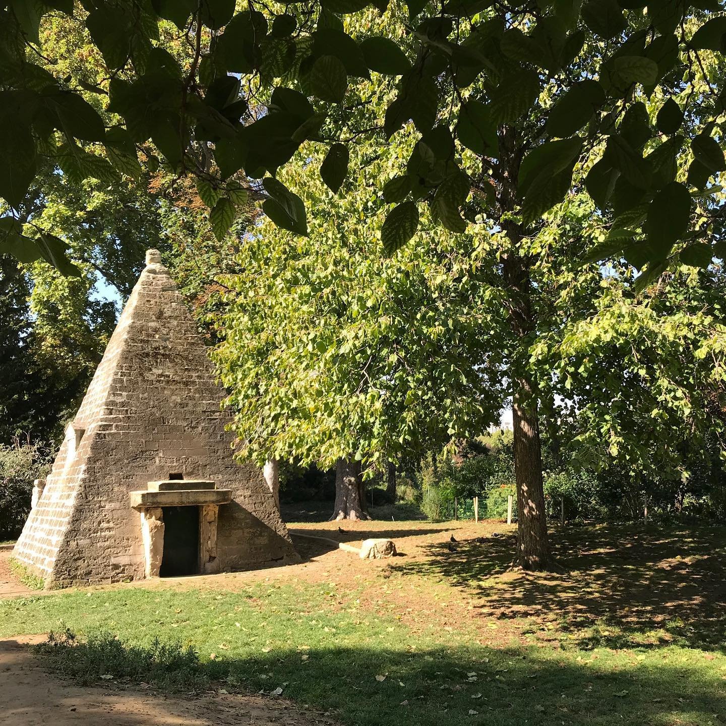 Parc-Monceau-Pyramid.jpg