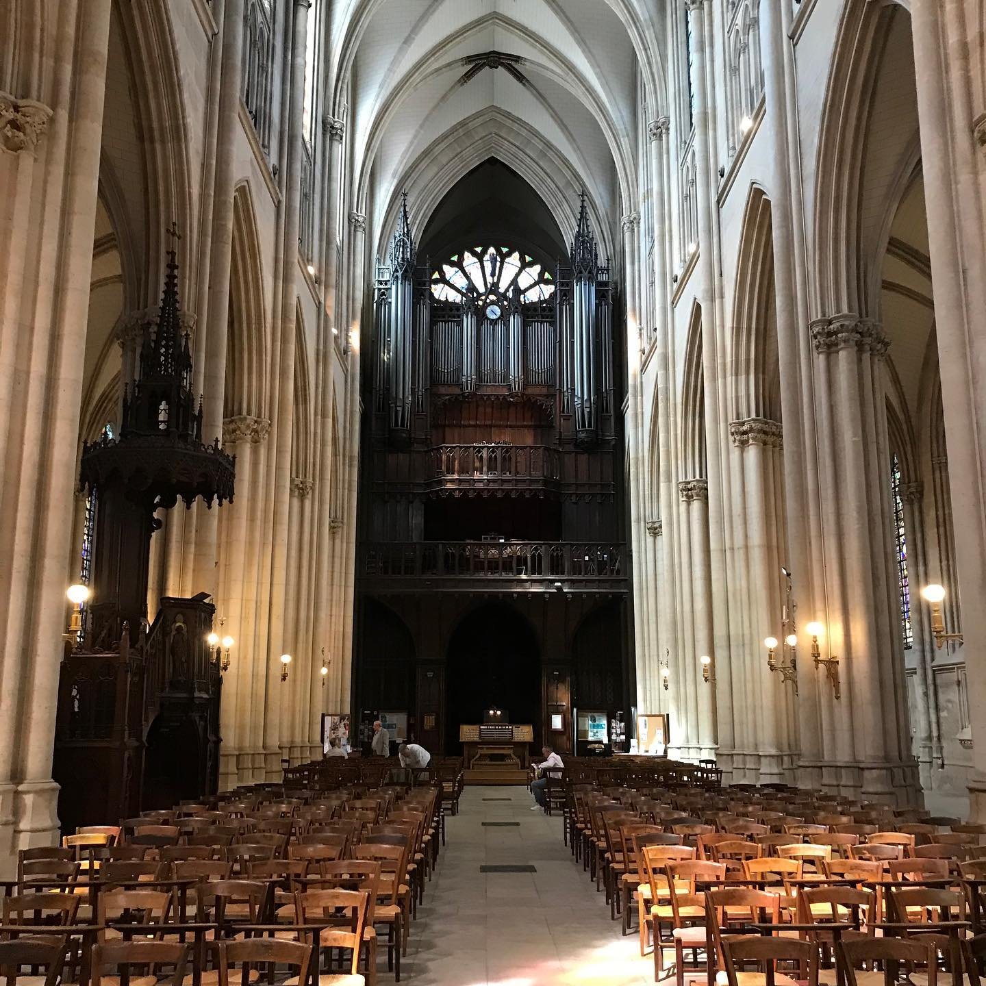 Saint-Clotilde-Basilica-Neve.jpg