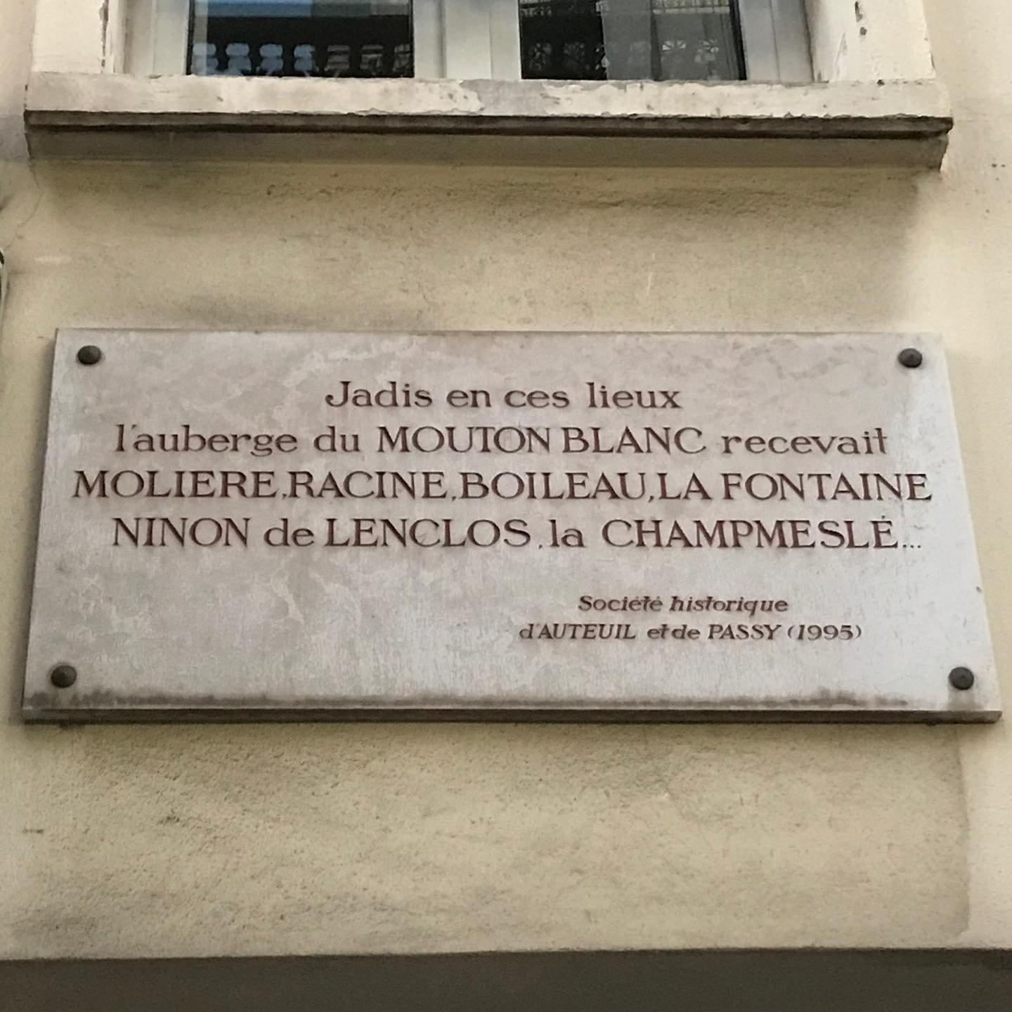 Auberge-Mouton-Blanc-Plaque.jpg