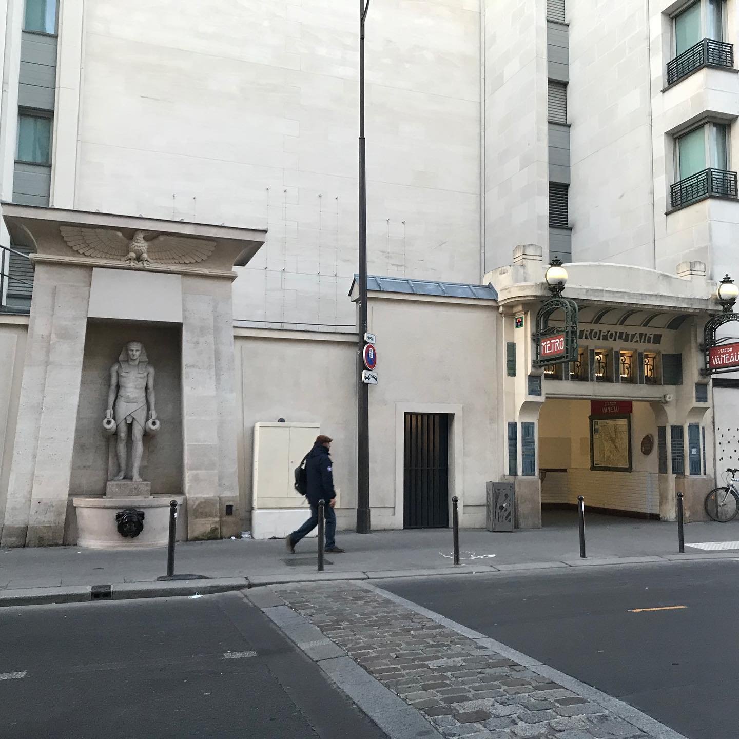 Paris-Fountain-and-Metro.jpg