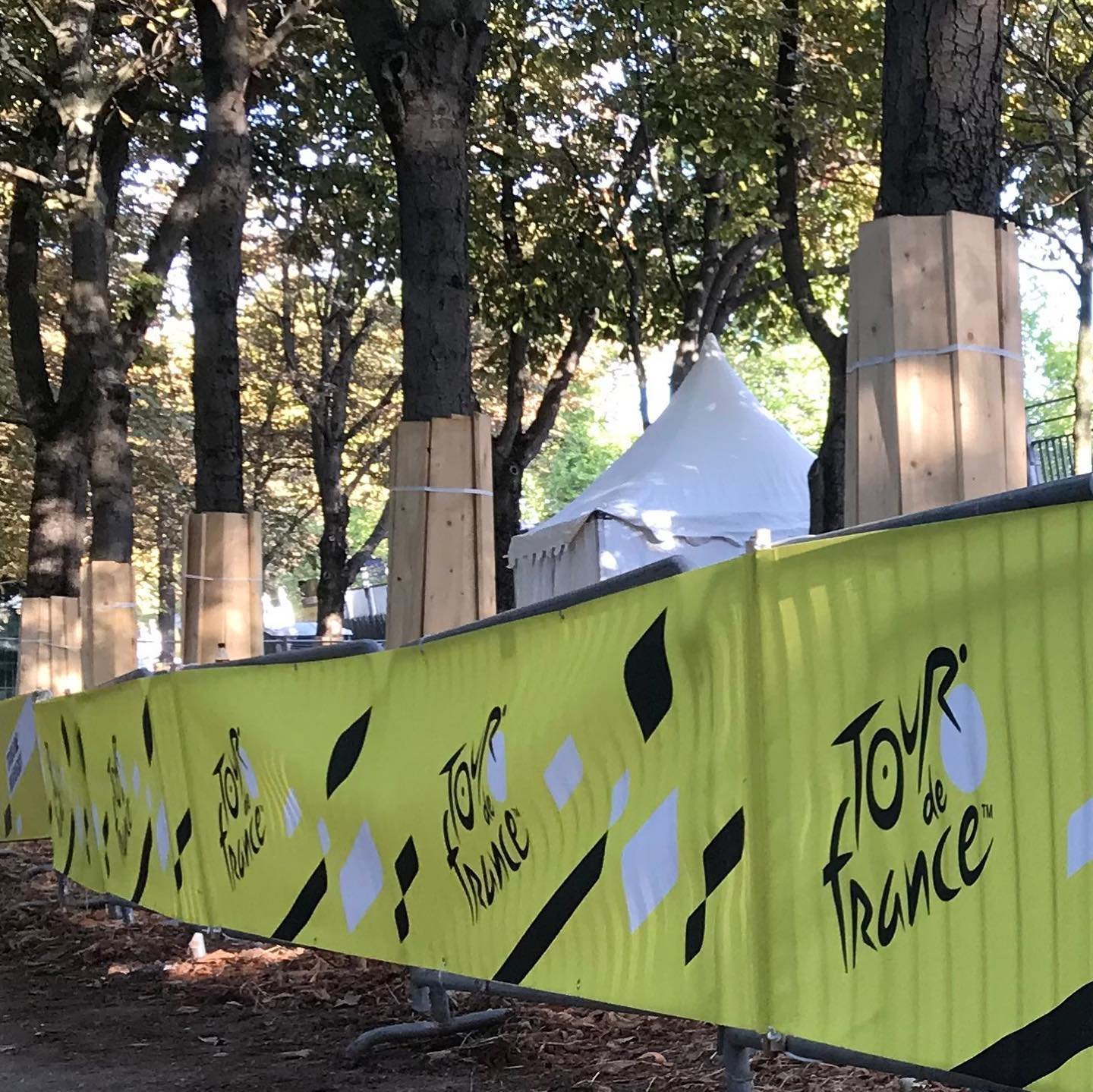 Tour-de-France-Signs-Paris.jpg