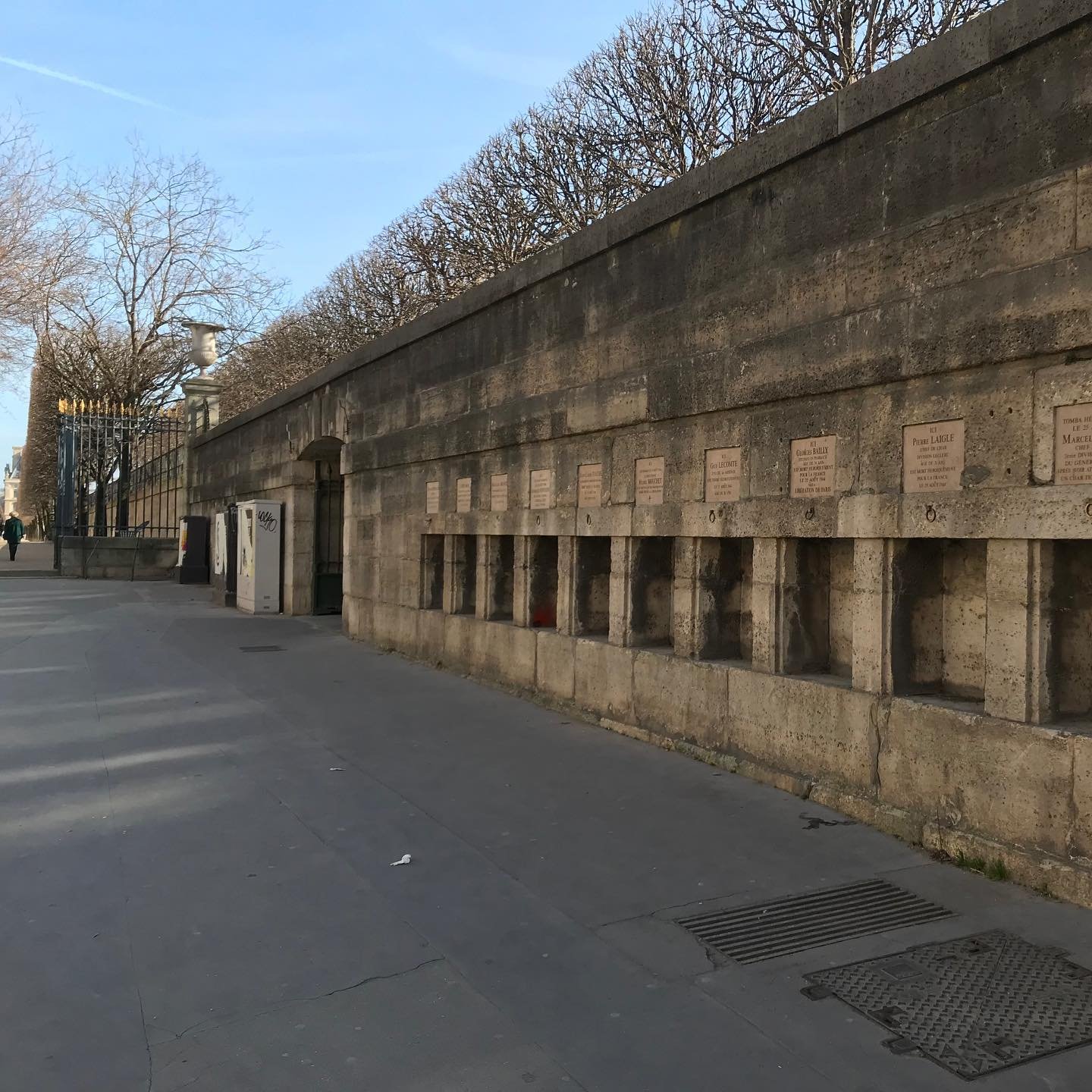 Plaques-Liberation-Paris-Rue-de-Rivoli.jpg