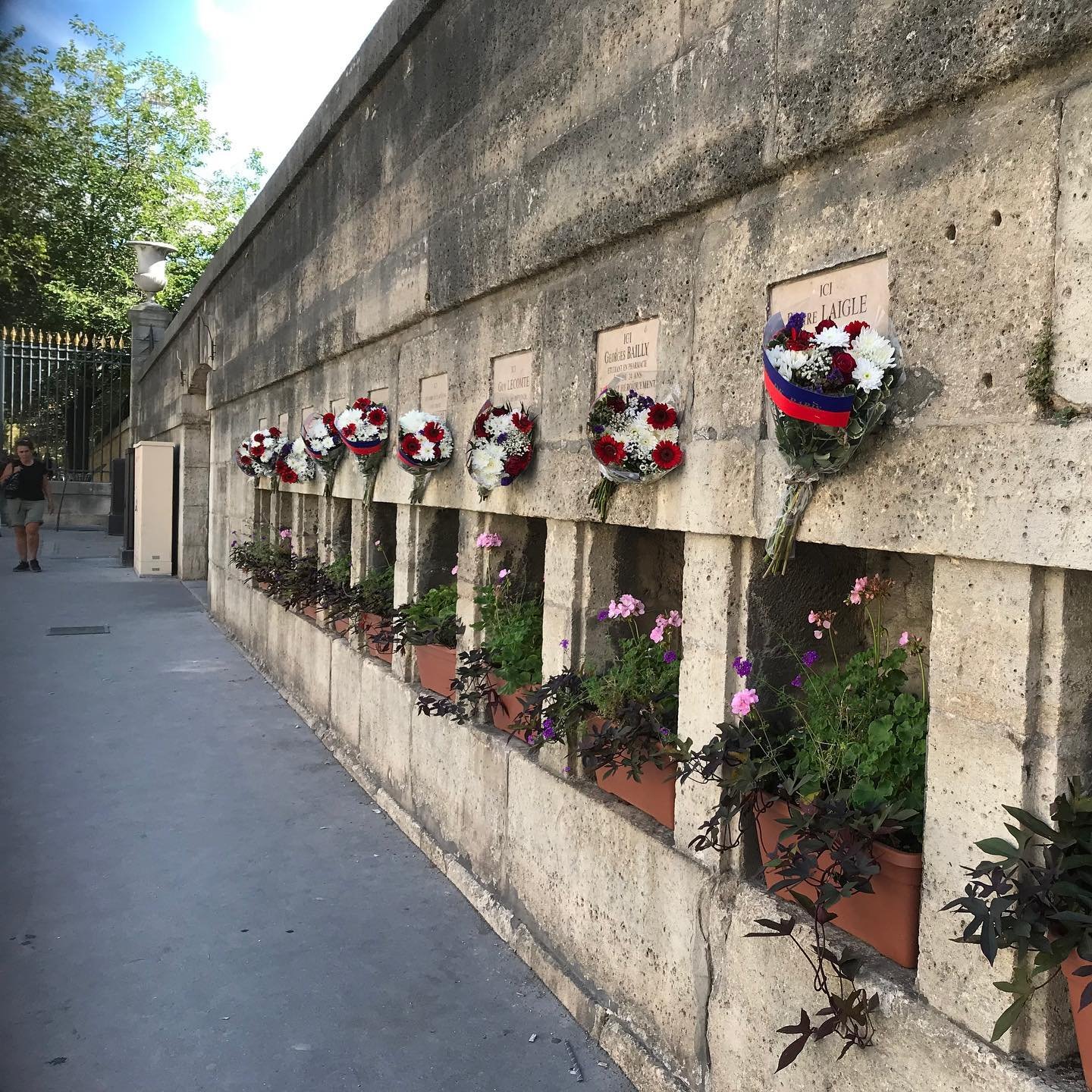 Plaques-Liberation-Paris-Nazi-Germany.jpg