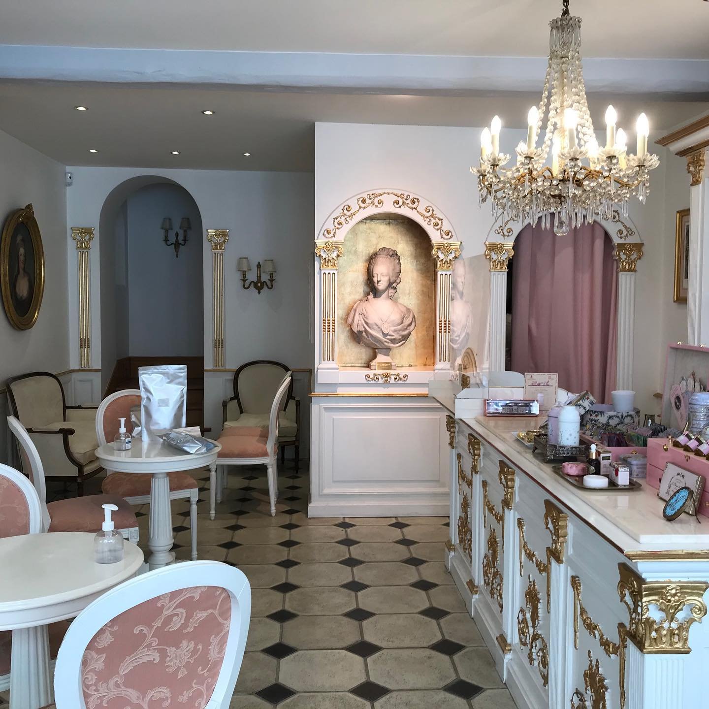 Nina-Tea-Salon-Marie-Antoinette.jpg