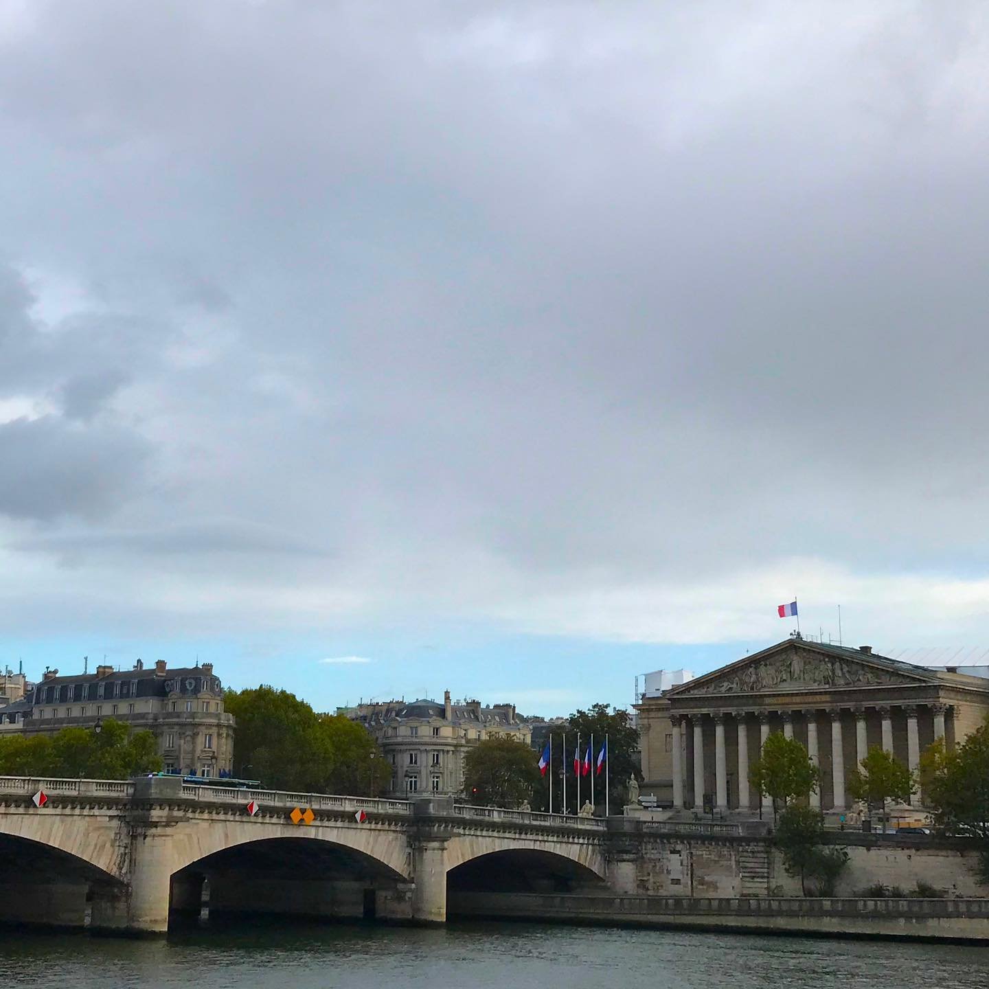 Pont-de-la-Concorde-Assemblée-Nationale.jpg