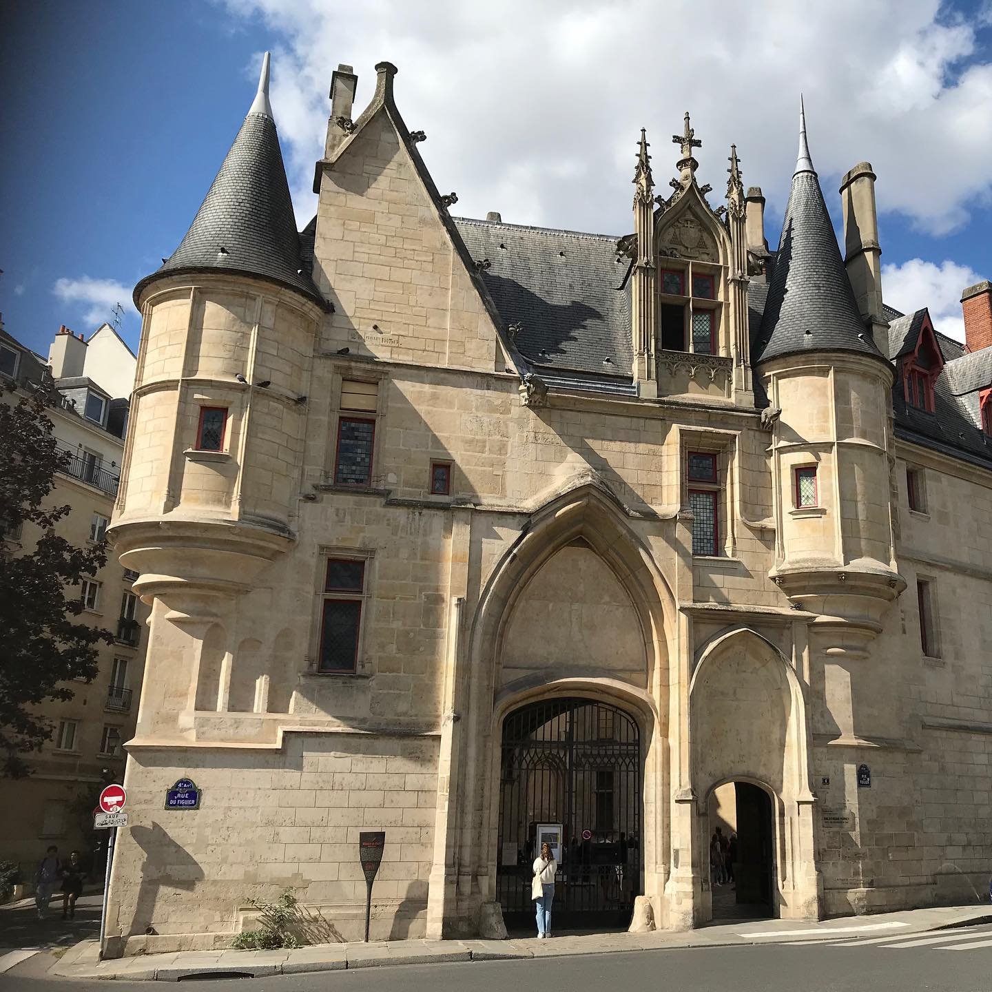 Hotel-de-Sens-Paris-Gothic-Library.jpg