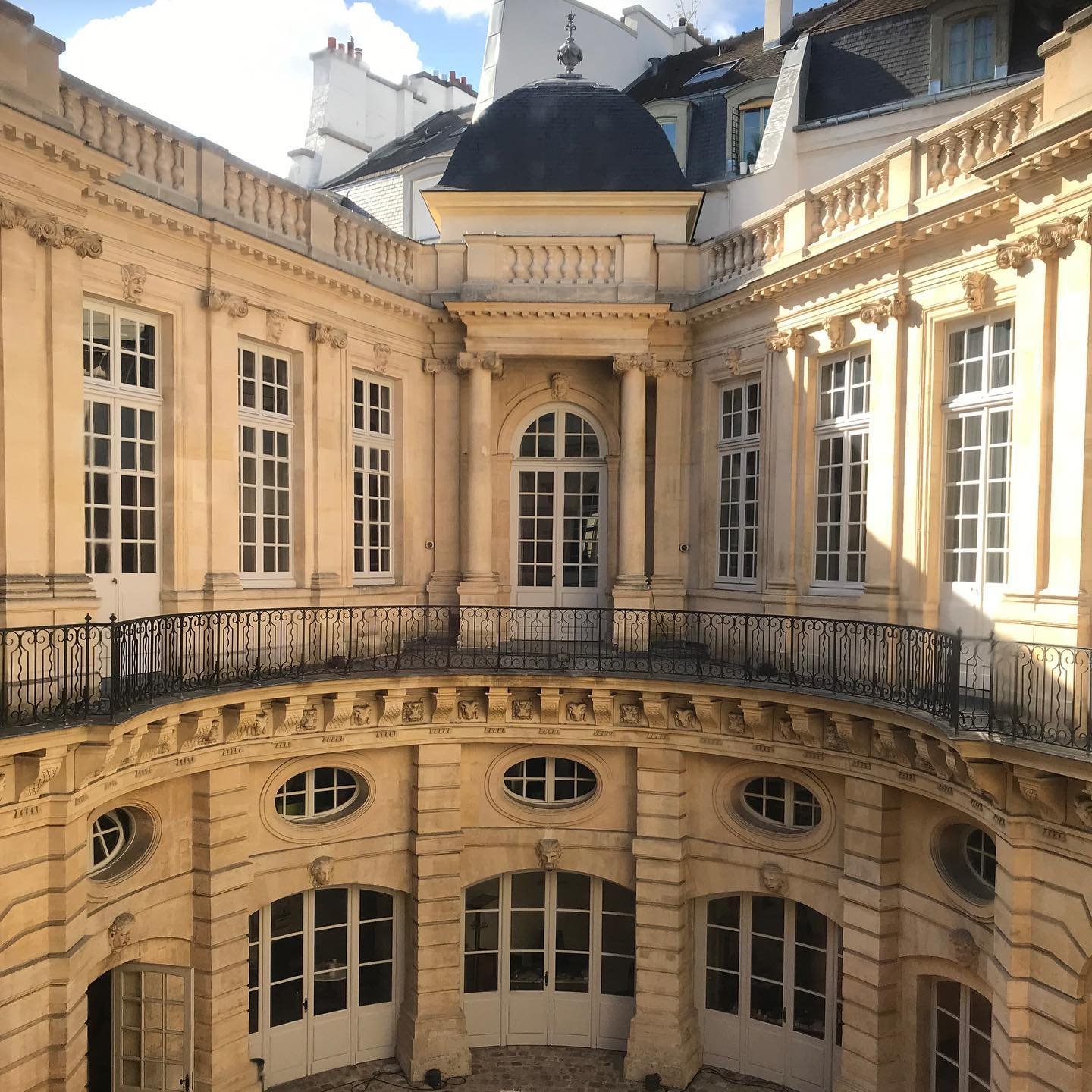 Hôtel-de-Beauvais-Court-1.jpg