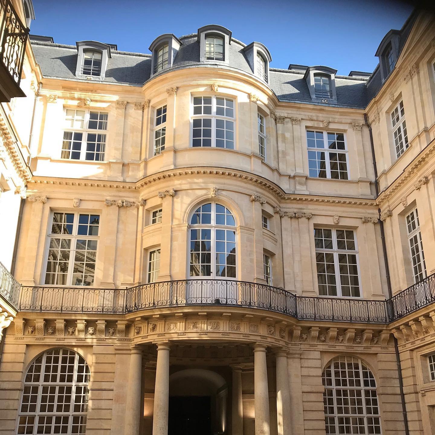 Hôtel-de-Beauvais-Court-2.jpg
