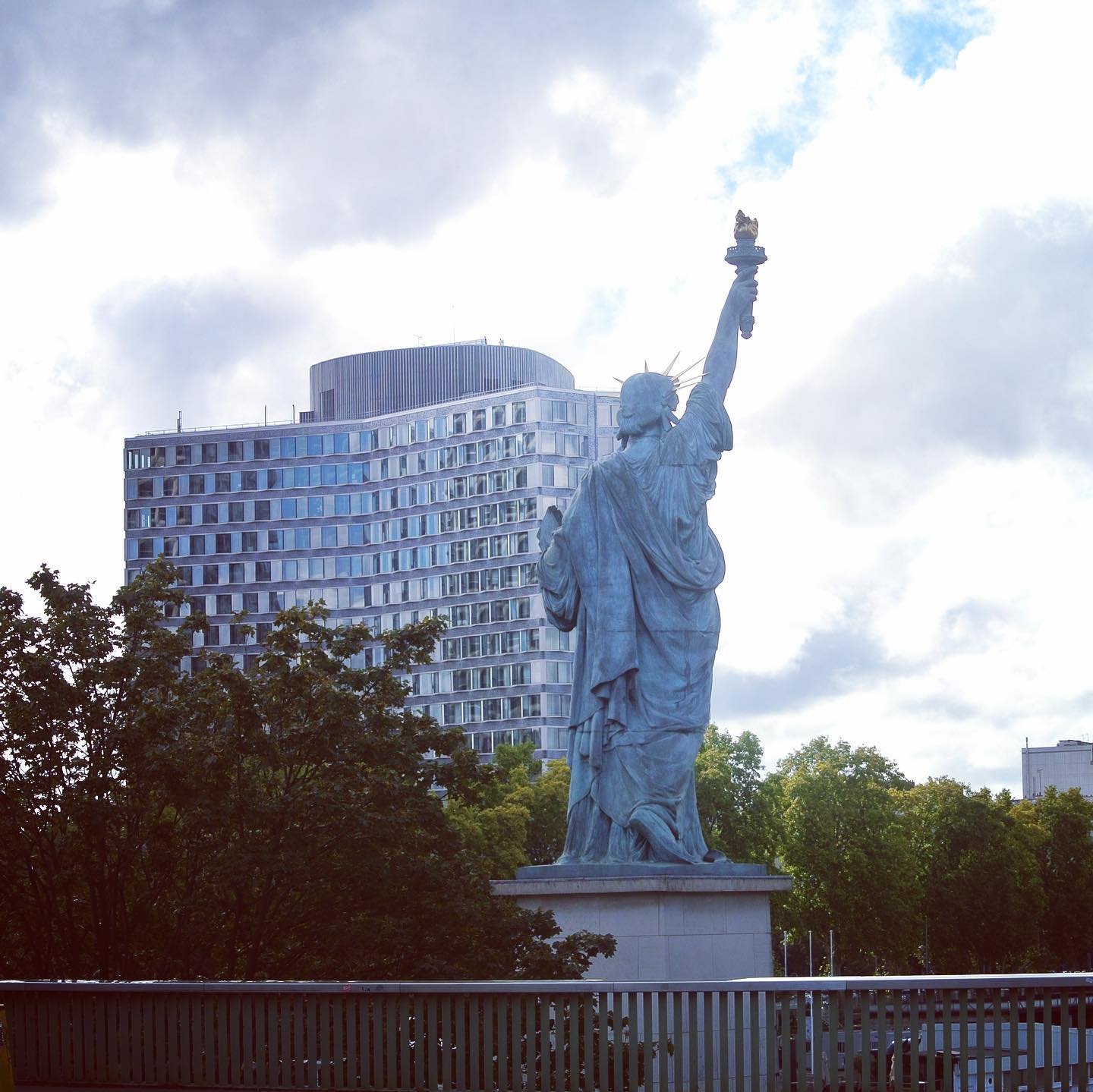 Copy-Statue-of-Liberty-Eiffel.jpg