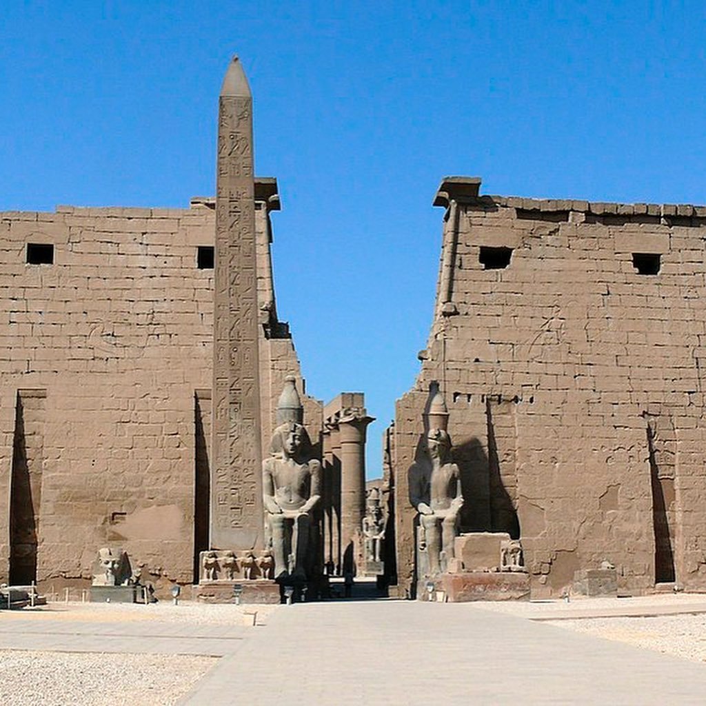 Louxor-Temple-Egyptian-Obelisk.jpg