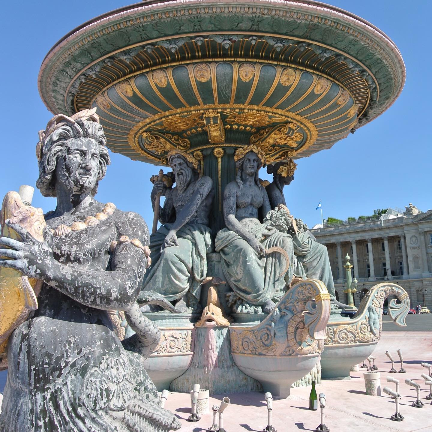 Fountain-Place-de-la-Concorde-Crillon-Hotel.jpg