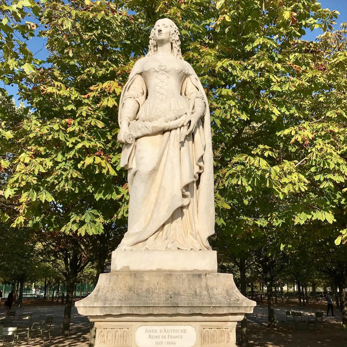Anne-Autriche-Statue-Luxembourg-Gardens.jpg