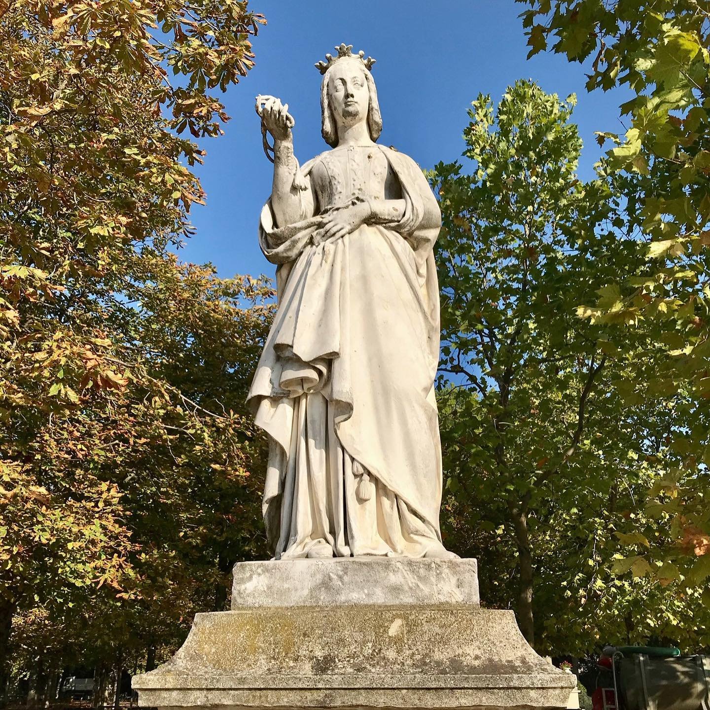 Anne-de-Bretagne-Statue-Luxembourg-Gardens.jpg