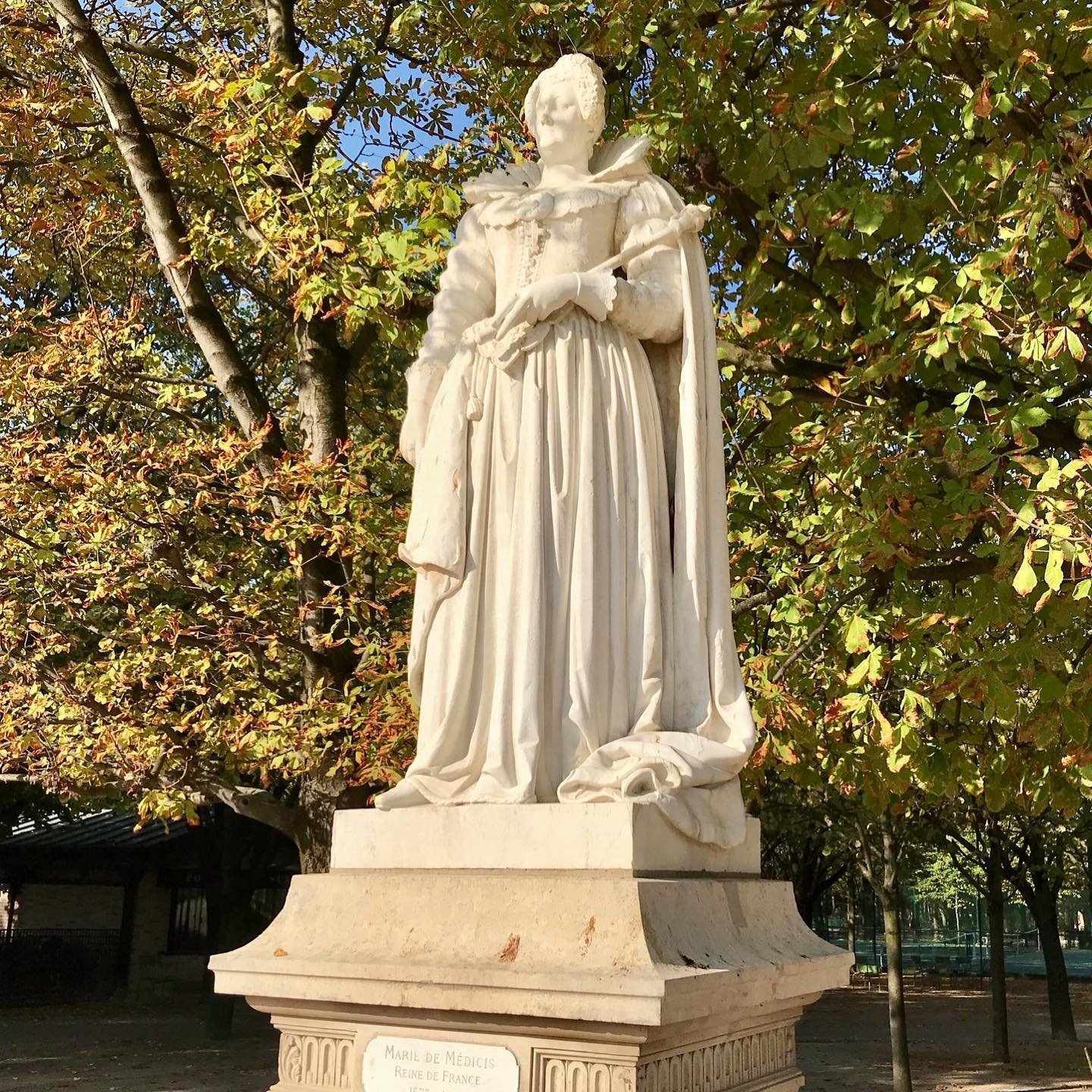 Marie-de-Medicis-Statue-Luxembourg-Gardens.jpg
