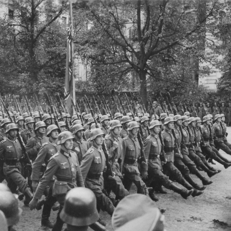 Hitler-Reaming-German-Troops--WWII.jpeg.jpg