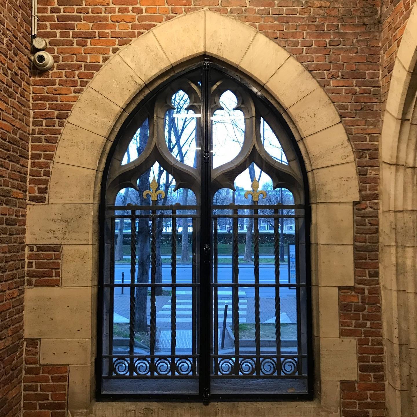 Paris-American-Gothic-Church-Window.jpeg.jpg
