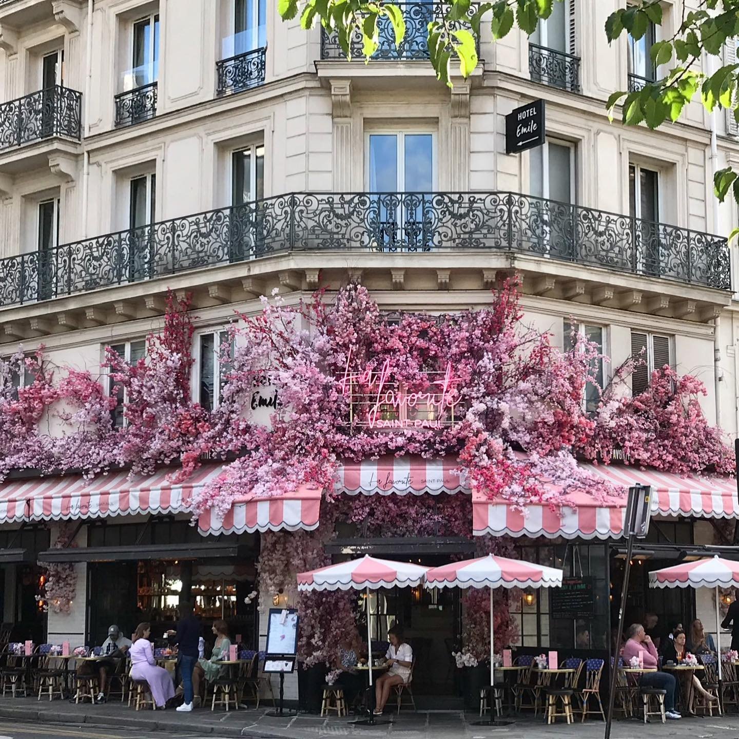 Paris-Café-La-Favorite.jpg.jpg