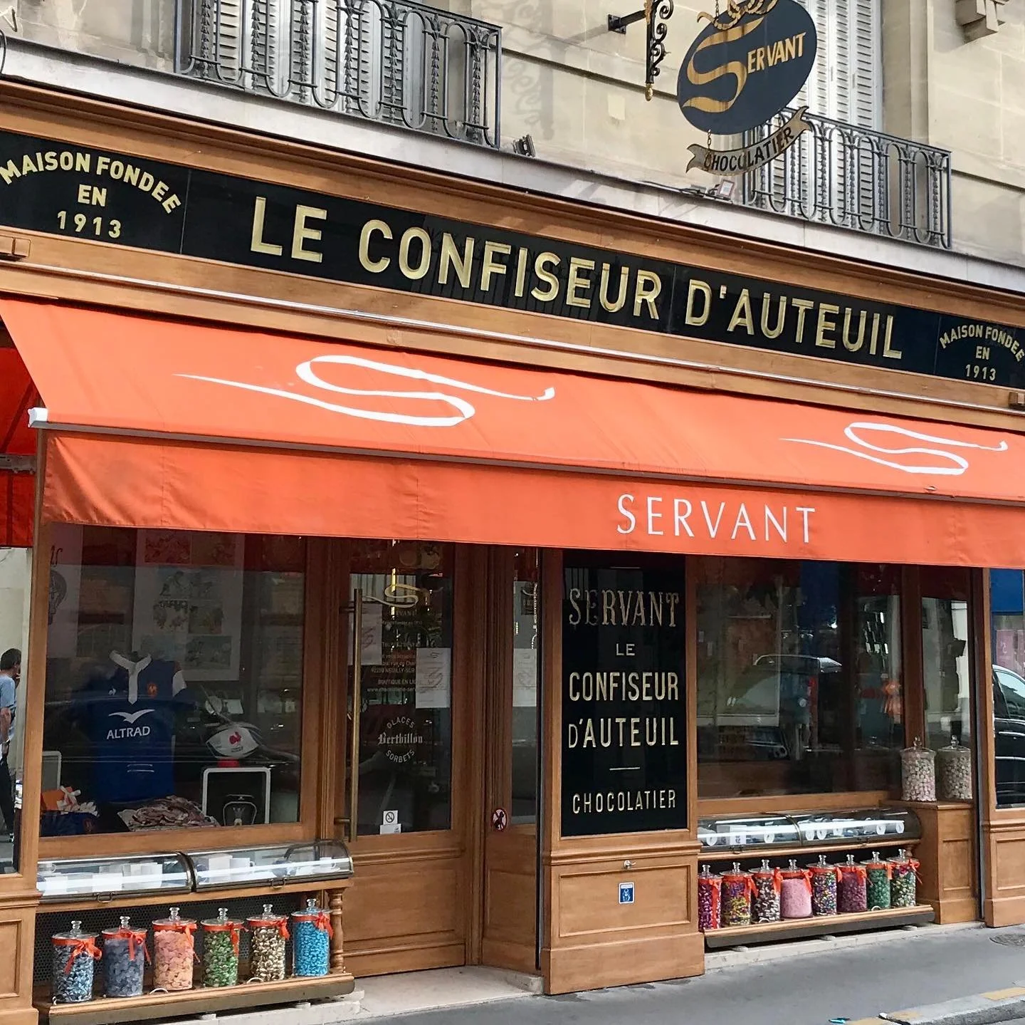Servant Confiserie Chocolaterie D Auteuil Parisology Servant Confiserie Chocolaterie D Auteuil Parisology