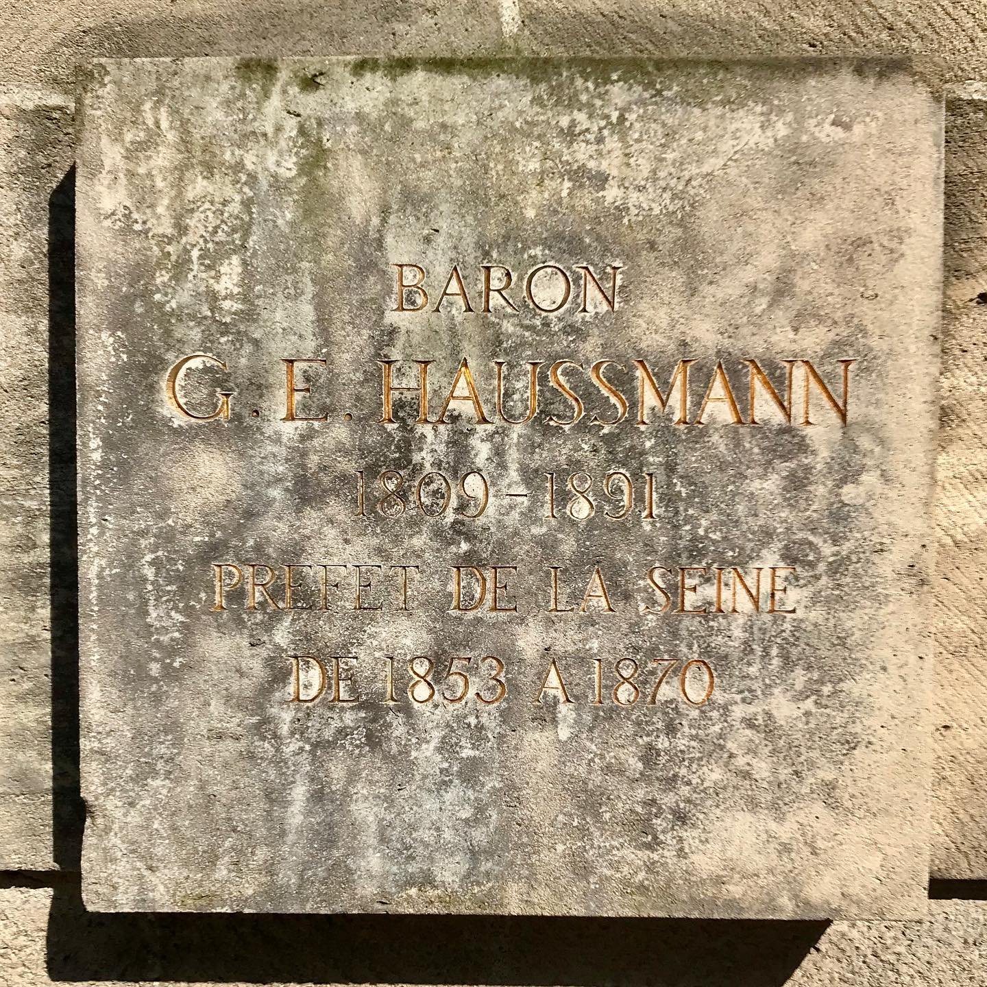 Statue-Haussmann-Plaque-Paris.jpg.jpg