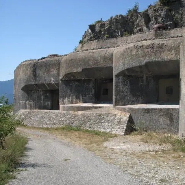 Maginot-Line-Bunker-Artillery.jpg.jpg