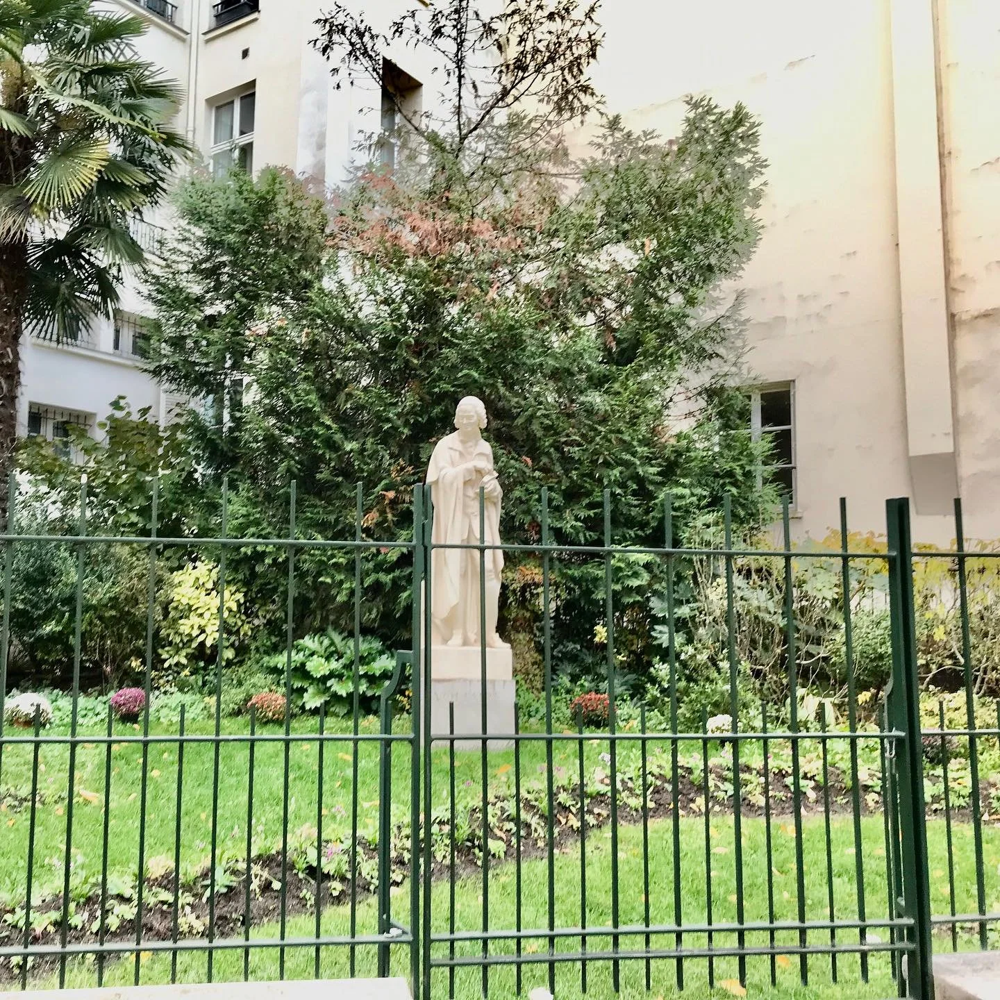 Voltaire-Paris-Statue.jpg.jpg