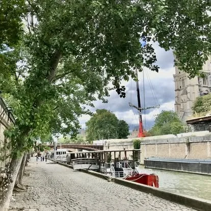 Pont-au-Double-Bridge-Ile-de-la-Cité.jpg