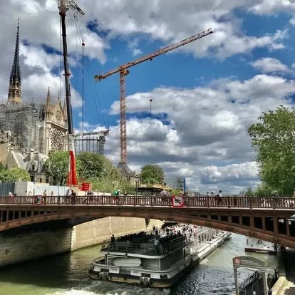 Pont-au-Double-Paris-Notre-Dame.jpg