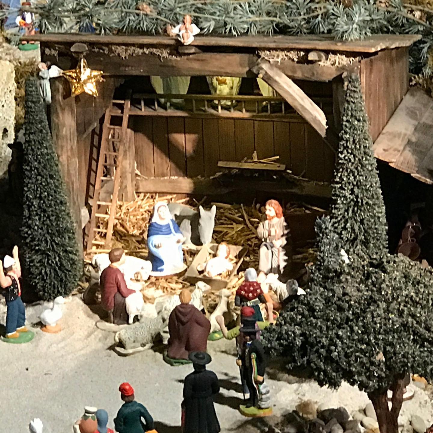 Paris-Church-Nativity-Scene.jpg