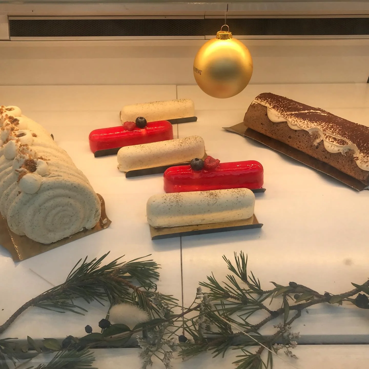 French-Christmas-Log-Cake.jpg