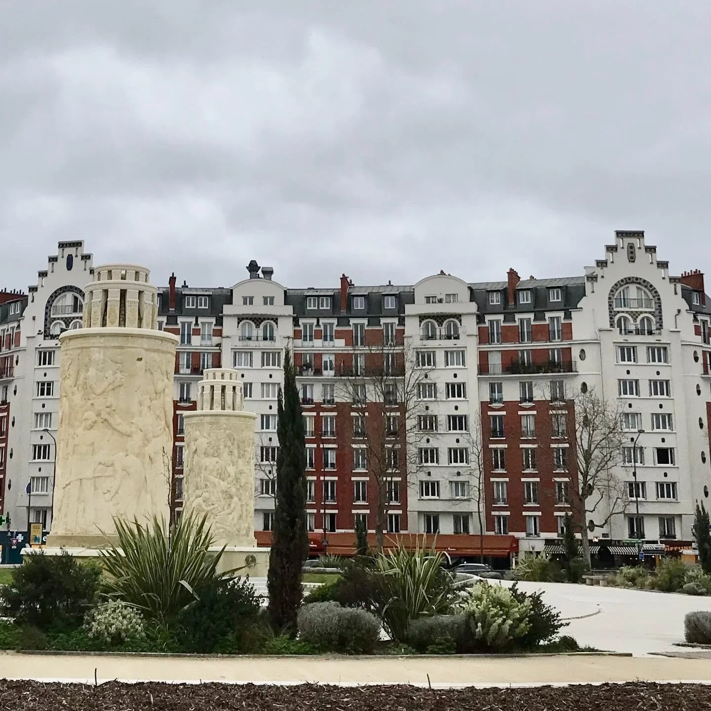 Paris-Art-Deco-Fountain.jpg