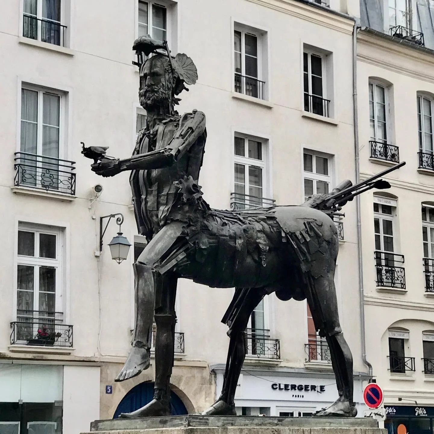 Paris-Modern-Statue-Cesar.jpg