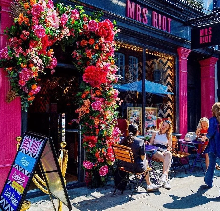 MRS R!OT 🥂✨💕 🪩💃🏻
Located in Covent Garden, London. One of my favourite projects! Enjoy a drink on the terrace or come inside to enjoy the live music! Book via their website: www.mrsriotlondon.com