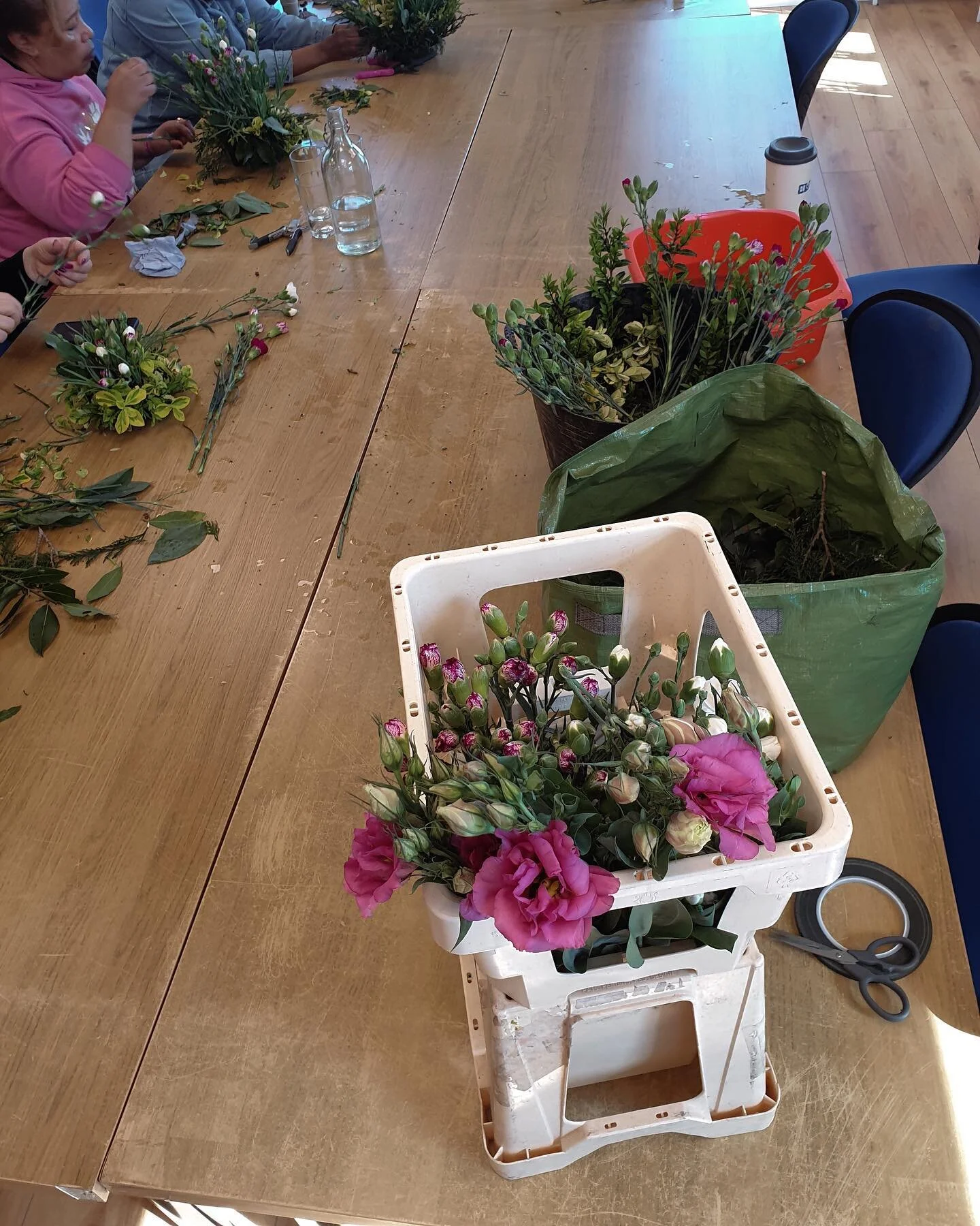 Last week we had the lovely Sally come in to host a flower arranging session for our clients. A relaxed, creative, and intuitive activity with few barriers to involvement, flower arranging is always a hit! ✨💐🌸