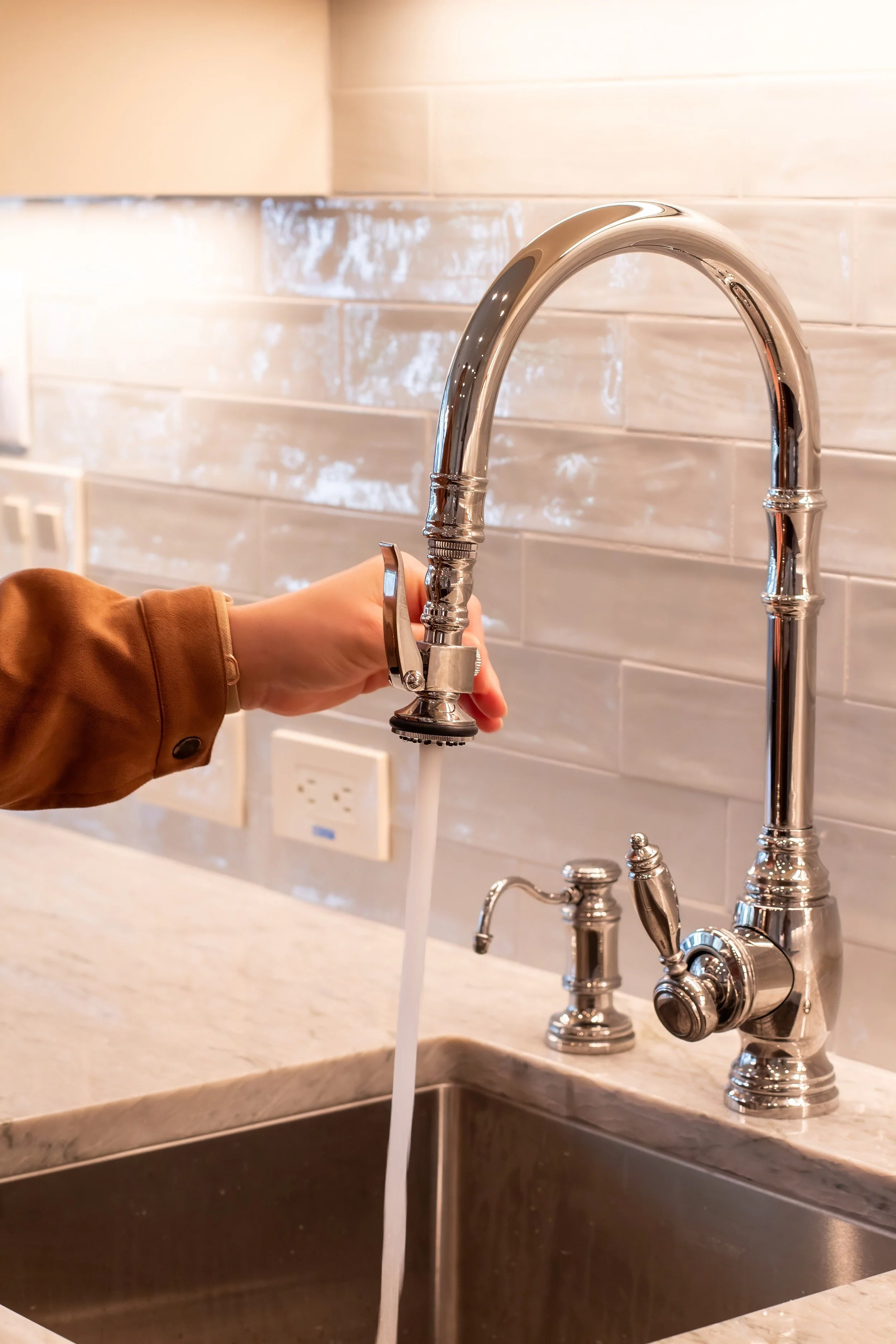 Luxury-chrome-pull-down-kitchen-faucet